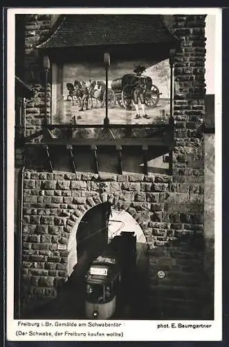 AK Freiburg, Strassenbahn fährt durch Schwabentor, Gemäldde am Tor