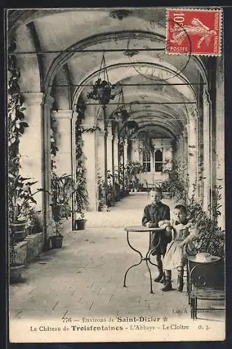 AK Troisfontaines, L`Abbaye, Le Cloître avec enfants dans le couloir voûté