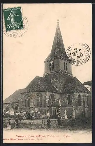 AK Longueville-sur-Aine /Hte-Marne, L`Église et habitants devant l`entrée