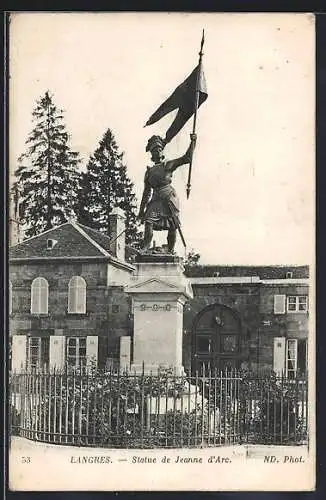 AK Langres, Statue de Jeanne d`Arc devant un bâtiment historique