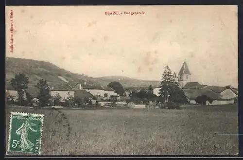 AK Blaise, Vue générale du village avec église et collines en arrière-plan