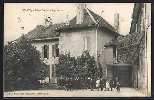 AK Wassy, École Primaire Supérieure avec des élèves devant le bâtiment principal