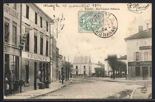 AK Wassy, Rue Général Defrance avec magasins et passants au début du 20e siècle