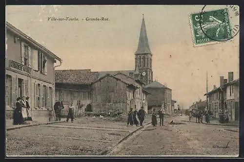 AK Ville-sur-Tourbe, Grande-Rue avec église et habitants en scène de rue animée