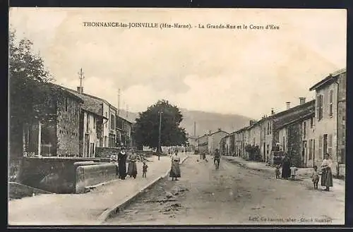AK Thonnance-lès-Joinville /Hte-Marne, La Grande-Rue et le Cours d`Eau