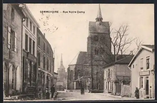 AK Sommevoire, Rue Notre-Dame et église en arrière-plan