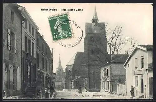 AK Sommevoire, Rue Notre-Dame et l`église en arrière-plan