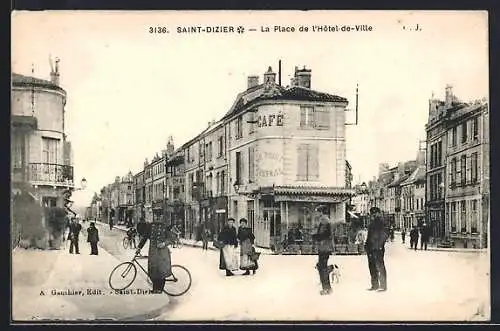 AK Saint-Dizier, La Place de l`Hôtel-de-Ville avec passants et cycliste