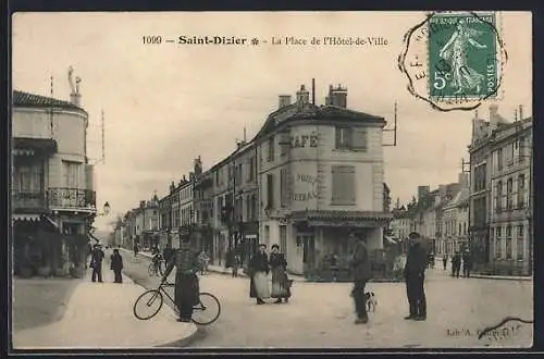 AK Saint-Dizier, La Place de l`Hôtel-de-Ville avec passants et cycliste