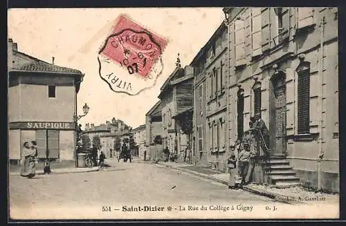 AK Saint-Dizier, La Rue du Collège à Gigny avec des passants et des bâtiments historiques