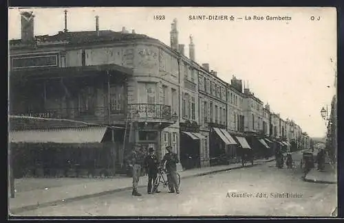 AK Saint-Dizier, La Rue Gambetta avec passants et vélos