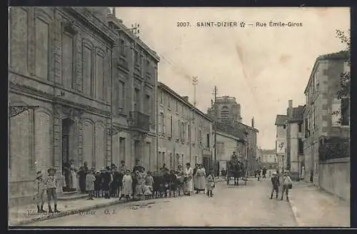 AK Saint-Dizier, Rue Émile-Giros avec habitants et calèche