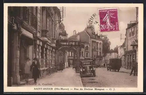 AK Saint-Dizier /Hte-Marne, Rue du Docteur Mougeot avec voitures et passants