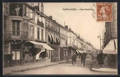 AK Saint-Dizier, Rue Gambetta avec cyclistes et piétons