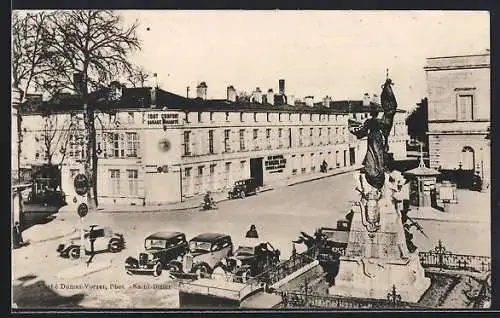 AK Saint-Dizier, Place Dumas-Vorzet avec statue et voitures anciennes