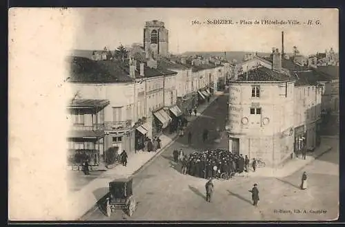 AK St-Dizier, Place de l`Hôtel-de-Ville, scène animée avec foule et calèche