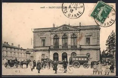 AK Saint-Dizier, La Mairie avec passants et calèche devant l`entrée