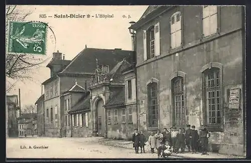 AK Saint-Dizier, L`Hôpital avec un groupe d`enfants devant l`entrée
