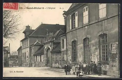 AK Saint-Dizier, L`Hôpital avec des enfants devant le bâtiment