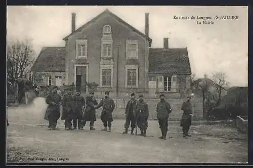 AK St-Vallier, La Mairie avec des soldats devant le bâtiment