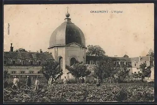 AK Chaumont, L`Hôpital et le jardin avec des personnes devant le bâtiment