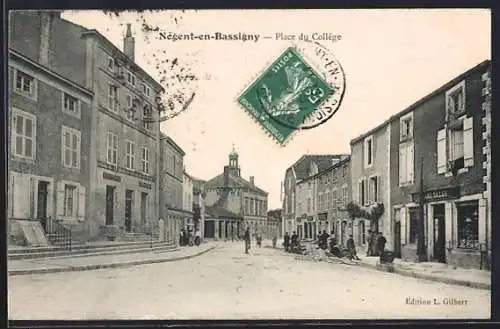 AK Nogent-en-Bassigny, Place du Collège