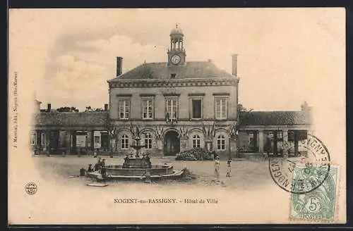 AK Nogent-en-Bassigny, Hôtel de Ville avec fontaine sur la place principale