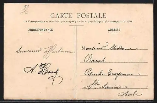 AK Nogent-en-Bassigny, Hôtel de Ville avec fontaine sur la place principale