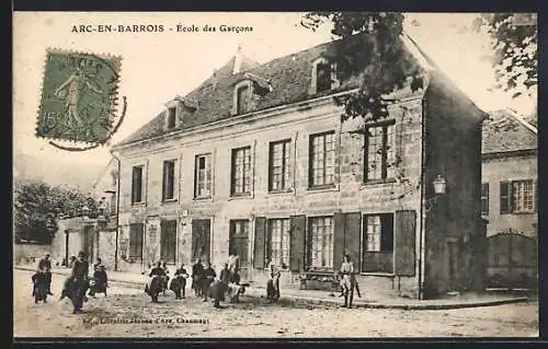 AK Arc-en-Barrois, École des Garcons avec des enfants jouant devant l`école