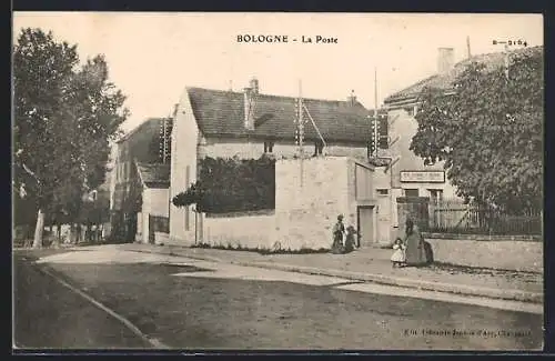 AK Bologne, La Poste avec passants sur la rue principale