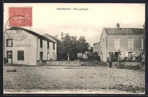 AK Chassigny, Place publique avec boulangerie et maisons anciennes
