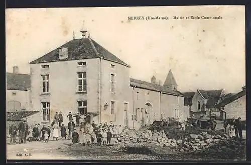 AK Merrey /Hte-Marne, Mairie et École Communale avec groupe d`enfants et villageois devant le bâtiment