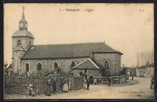 AK Valcourt, L`Église avec des habitants devant la clôture en bois