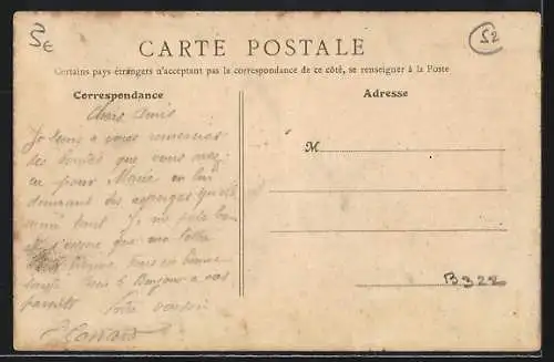 AK Valcourt, L`Église avec des habitants devant la clôture en bois