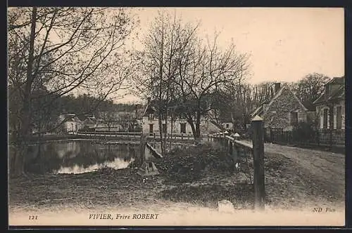 AK Vivier, Frère Robert, Vue du village avec étang et chemin bordé d`arbres