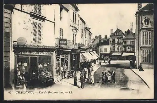 AK Chaumont, Rue de Bruxereuilles avec boutiques et passants animés