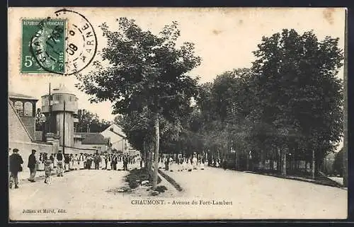 AK Chaumont, Avenue du Fort-Lambert animée avec promeneurs et arbres en alignement