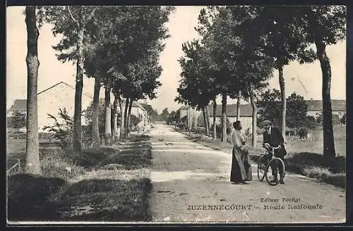 AK Juzennecourt, Route Nationale avec cycliste et piéton discutant sous les arbres