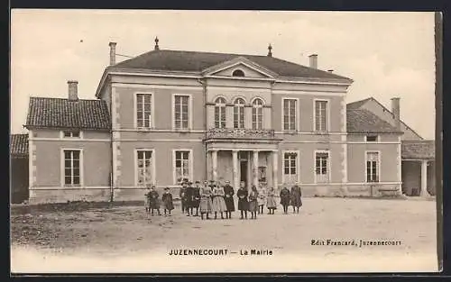 AK Juzennecourt, La Mairie avec groupe d`enfants devant le bâtiment