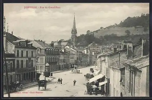 AK Joinville, Rue du Grand-Pont avec église et collines en arrière-plan