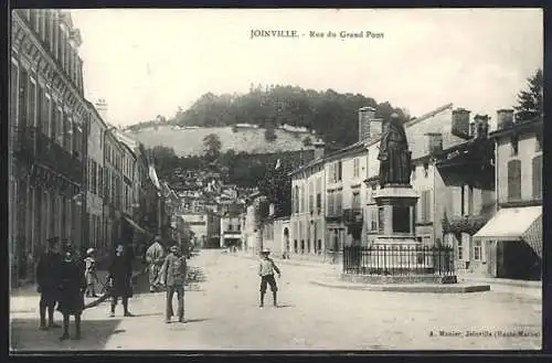 AK Joinville, Rue du Grand Pont avec statue et passants