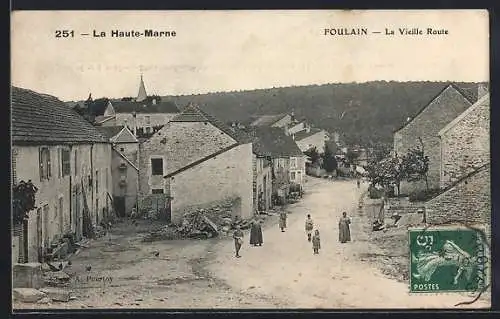 AK Foulain /Haute-Marne, La Vieille Route avec villageois et maisons en pierre