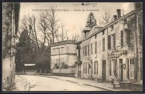 AK Doulévant-le-Château, Route de Dommartin avec maisons anciennes et arbres dénudés en hiver