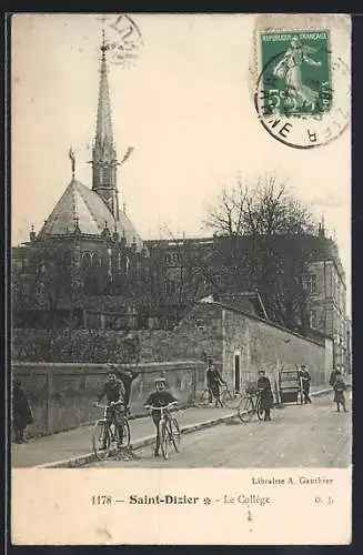 AK Saint-Dizier, Le Collège et scène de rue animée avec des enfants à vélo