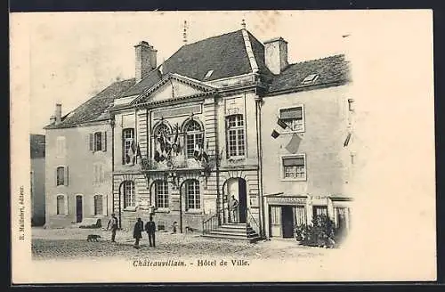 AK Chateauvillain, Hôtel de Ville et passants sur la place