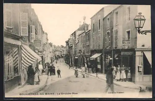 AK Bourbonne-les-Bains, La Grande-Rue animée avec passants et commerces
