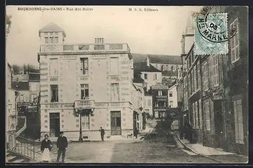 AK Bourbonne-les-Bains, Rue des Bains avec bâtiments et passants