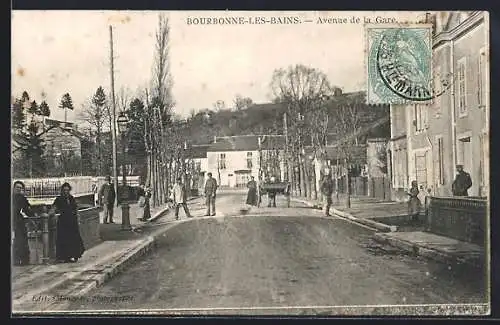 AK Bourbonne-les-Bains, Avenue de la Gare animée avec passants et bâtiments historiques