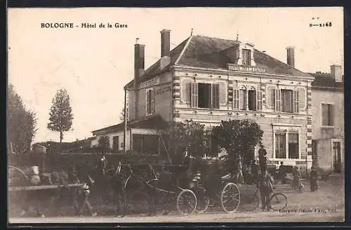 AK Bologne, Hôtel de la Gare avec voitures à cheval devant l`entrée
