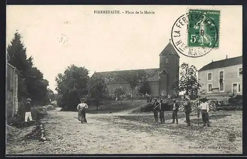 AK Pierrefaite, Place de la Mairie avec église et villageois sur la route